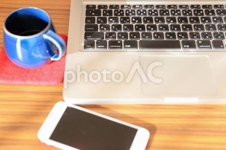 キーボードとスマホとコーヒー パソコン,ノートパソコン,コーヒーの写真素材