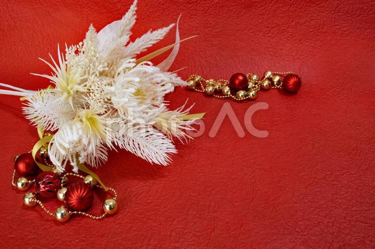 白い花のブーケとクリスマスオーナメント 白い花,ブーケ,オーナメントの写真素材