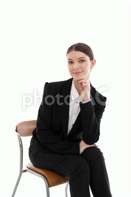 頬杖でカメラ目線の座る女性 女性,座る,頬杖の写真素材