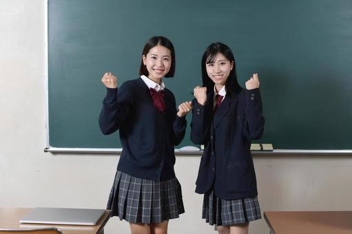 黒板の前でガッツポーズをする女子学生 黒板の前でガッツポーズをする女子学生 女子高生,学生,女子学生の写真素材