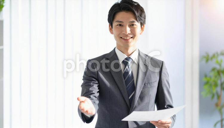 案内、提案をするビジネスマン ビジネスマン,男性,セールスの写真素材