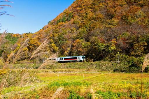 秋の陸羽東線⑴ 秋,紅葉,里山の写真素材