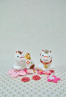 可愛い馬の置物と正月用の小物の年賀状素材 年賀状,年賀,背景素材の写真素材