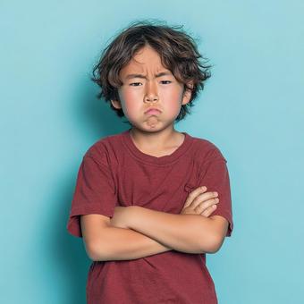 感情を表現する、ぷんぷん怒った子供 感情を表現する、ぷんぷん怒った子供の写真