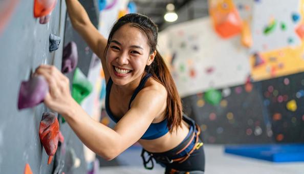ボルダリングをする女性の写真