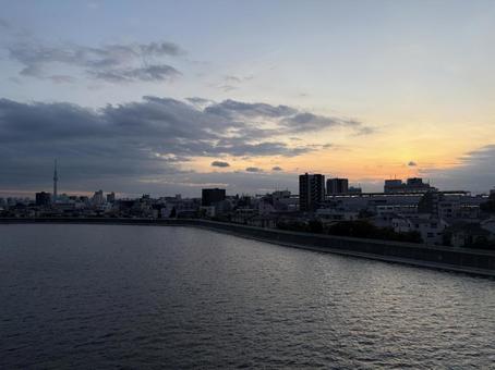 オレンジ色の空と街並み オレンジ色の空と街並みの写真