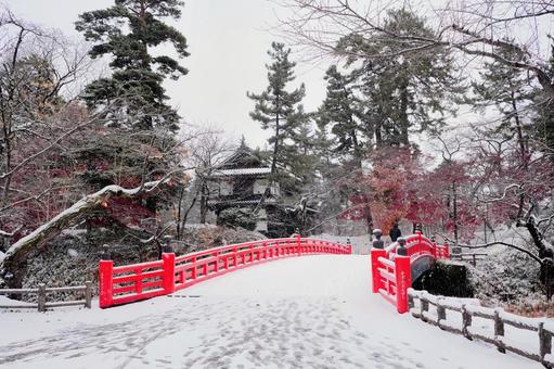 青森・冬の弘前城の下乗橋 青森・冬の弘前城の下乗橋の写真