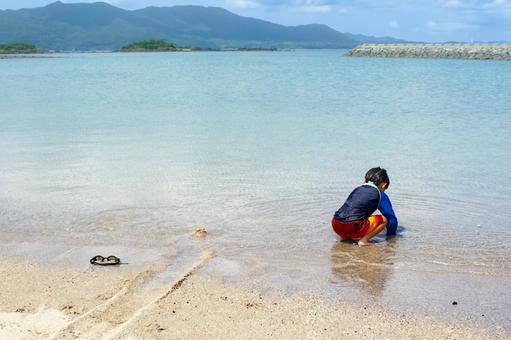 <素材>夏の海で水遊びをする男の子 <素材>夏の海で水遊びをする男の子 子供,男性,人物の写真素材