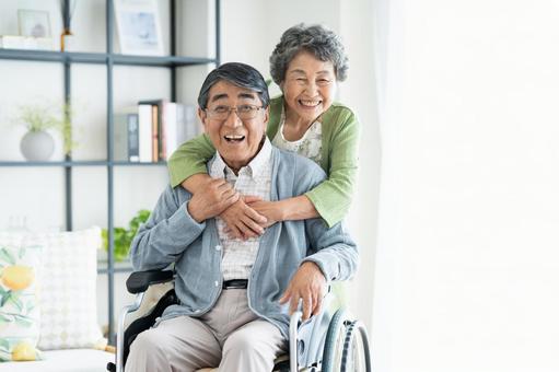 在宅介護をするシニアの夫婦 在宅介護をするシニアの夫婦 介護,シニア,夫婦の写真素材