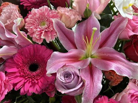 華やかなピンク系の花々2 ブーケ,フラワーアレンジメント,ユリの写真素材