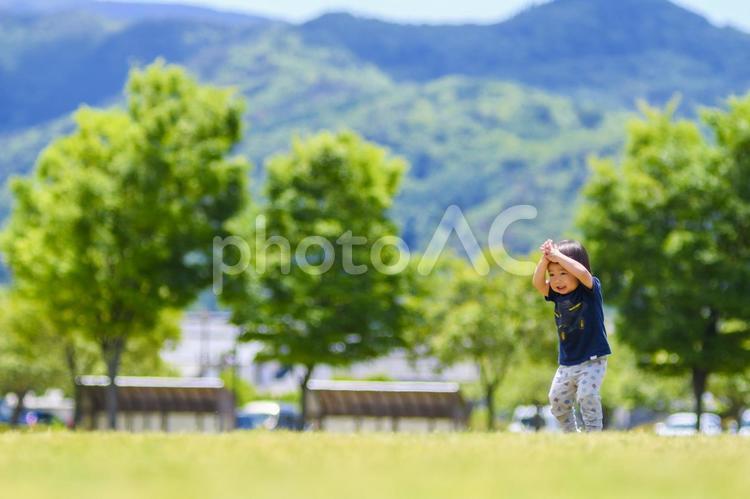 広い公園で遊ぶ小さい男の子 人物,男の子,子どもの写真素材