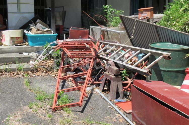 廃屋の玄関横に放置されたガラクタ類 ガラクタ,放置,放棄の写真素材