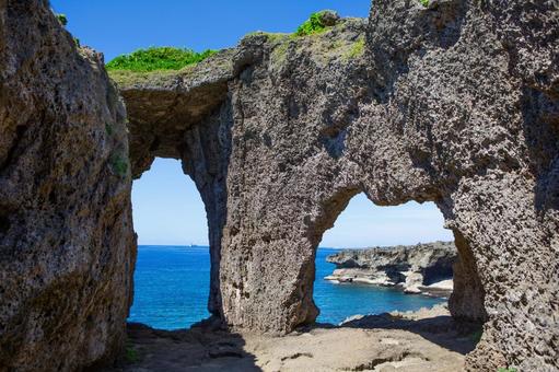 徳之島　犬の門蓋　めがね岩 犬の門蓋,徳之島,いんのじょうふたの写真素材