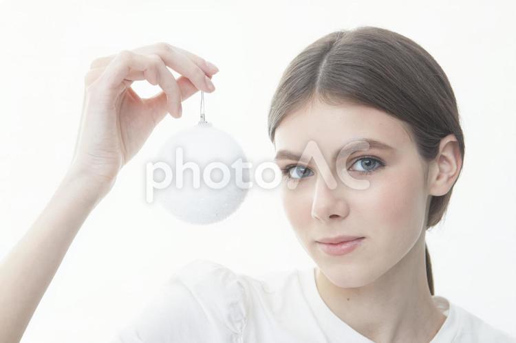 オーナメントを持っている女性（自然光） 女性,白,白いの写真素材