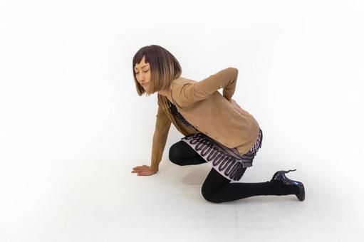 腰が痛い女性_白背景 腰が痛い女性_白背景の写真