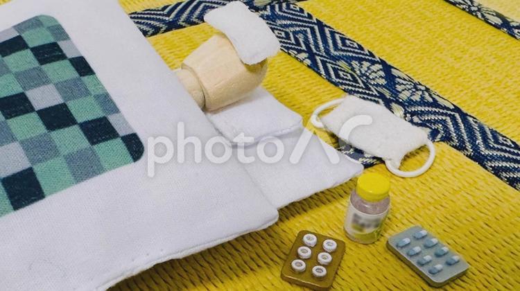 発熱して薬を飲んで寝込むイメージ 熱,熱が出る,発熱の写真素材