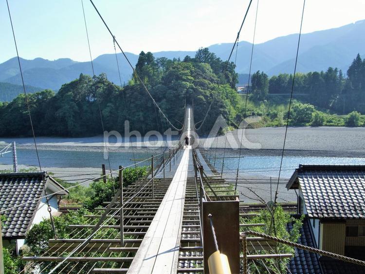 家の上を渡っていくつり橋 つり橋,橋,屋根の写真素材
