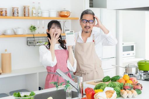 キッチンで料理を作るミドルの夫婦 キッチンで料理を作るミドルの夫婦 料理,家族,夫婦の写真素材