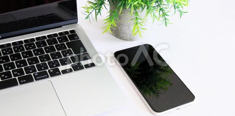 ビジネスアイテム　スマホとパソコン　同期 ビジネスアイテム,スマホ,ノートパソコンの写真素材