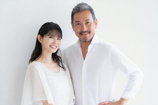 リビングでスキンケアをするミドルの夫婦 リビングでスキンケアをするミドルの夫婦 ビューティー,家族,夫婦の写真素材