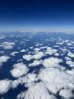 上空から見た雲海と青い大気の地平線﻿ 雲海,青空,大気の写真素材