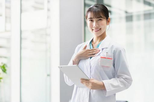 病院で働く若い女性医師 病院で働く若い女性医師 医師,女性,タブレットの写真素材