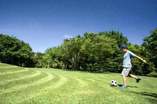 <素材>公園で元気にサッカーをする男の子 <素材>公園で元気にサッカーをする男の子 子供,男性,人物の写真素材
