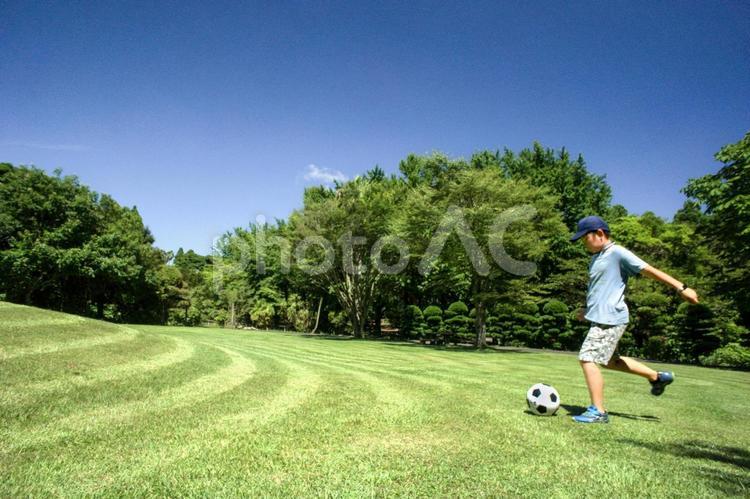 ＜素材＞公園で元気にサッカーをする男の子 子供,男性,人物の写真素材