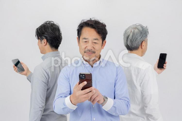 スマートフォンで検索するミドルエイジ男性 男性,スマートフォン,検索の写真素材