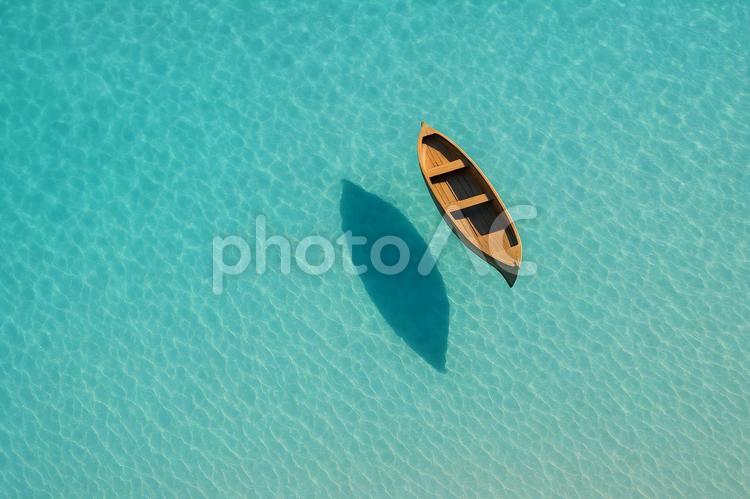 孤舟とターコイズ海 木製ボート,ターコイズ海,透明海の写真素材