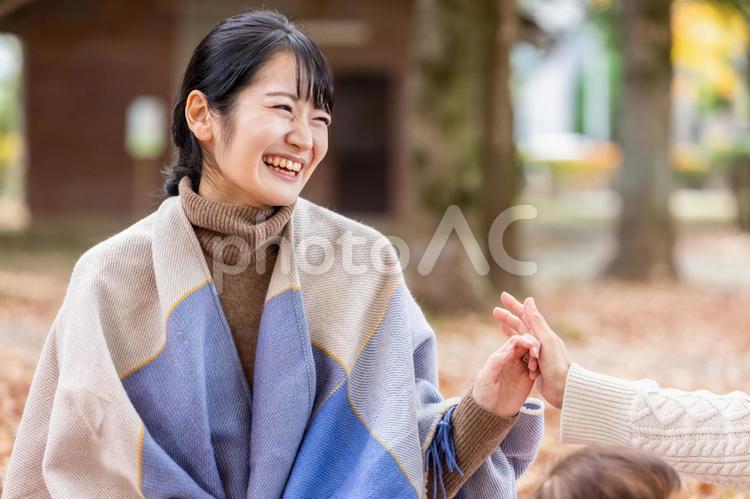 公園でママ友と話す女性（冗談・楽しい） ママ友,話す,主婦の写真素材