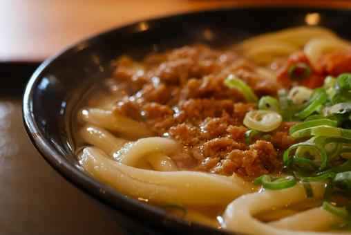 さぬきうどん店の辛味噌うどん 辛味噌,うどん,ネギの写真素材