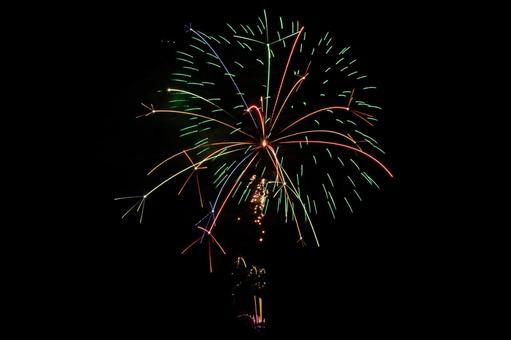 カラフルな打ち上げ花火 カラフルな打ち上げ花火の写真