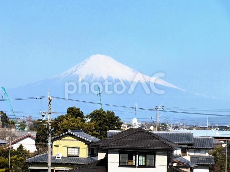 冬の富士山と街並み 富士山,街,街並みの写真素材
