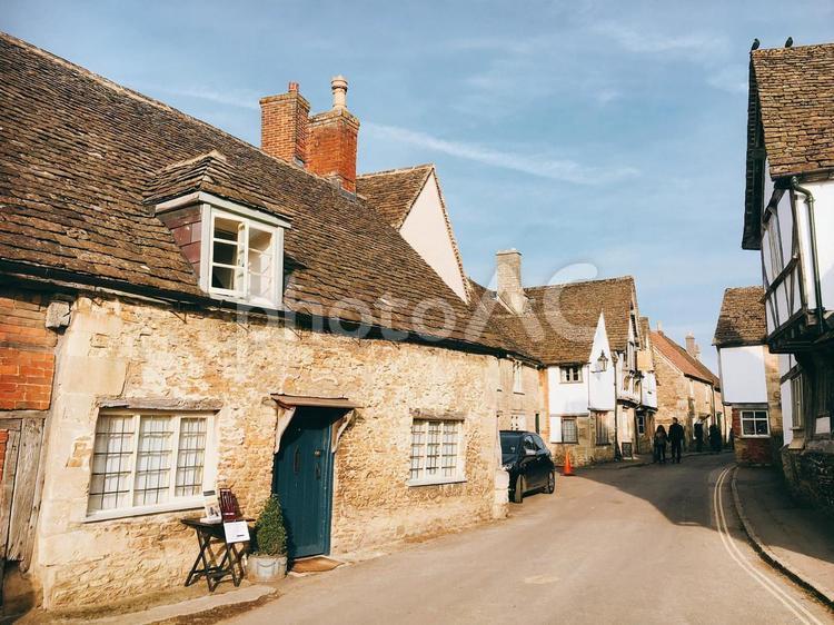 イギリス　郊外の街 イギリス,石灰岩,ハリーポッターの写真素材