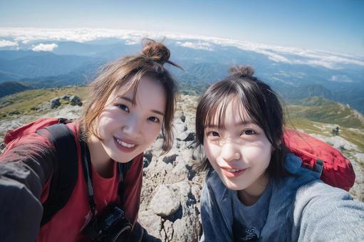 しっかり準備をして山登りを楽しむ若者たち しっかり準備をして山登りを楽しむ若者たちの写真