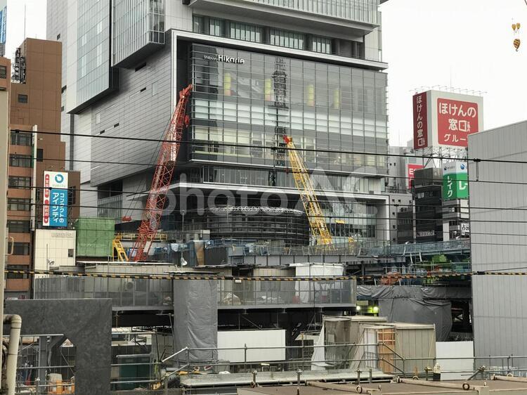 渋谷ヒカリエ前の再開発工事 クレーン車,ビル街,再開発の写真素材
