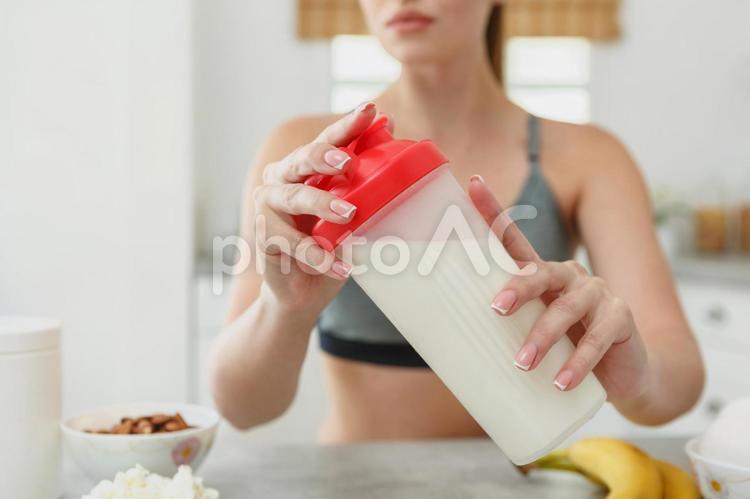 プロテインシェイカーを持っている女性と健康的な食材 シェイプアップ,ダイエット,女性の写真素材