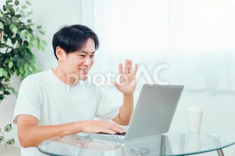 テレワークでPCを使う男性 テレワーク,リモートワーク,ノートパソコンの写真素材