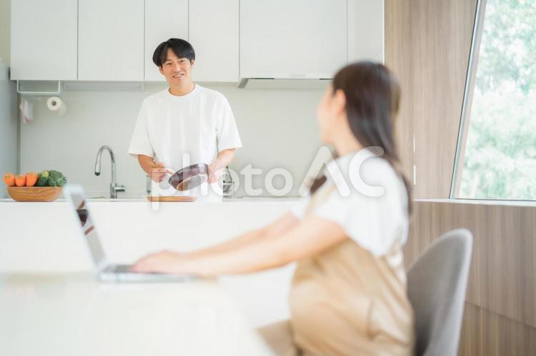 テレワークする妊婦と家事をする男性 テレワーク,妊婦,妊娠の写真素材
