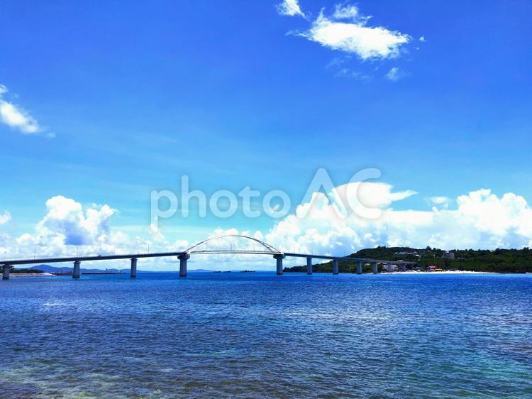 沖縄　海と空　瀬底大橋 海,空,沖縄の写真素材