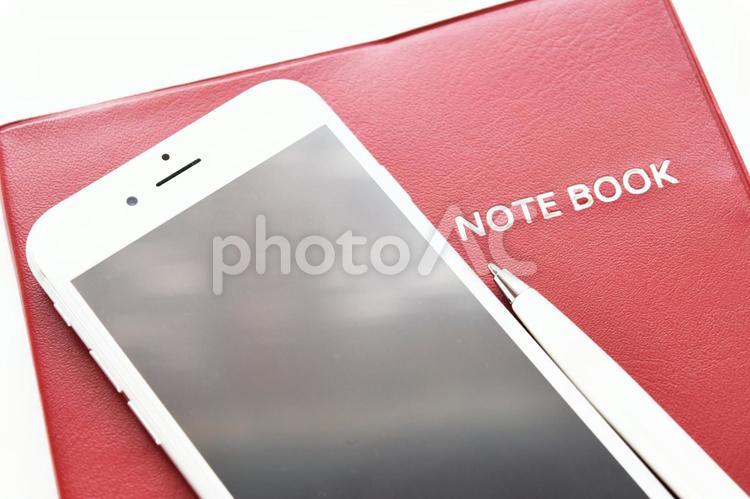 スマホとノートとペン２ スマホ,スマートホン,スマートフォンの写真素材