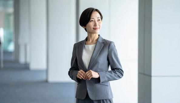 グレーのスーツを着たビジネスウーマンの写真