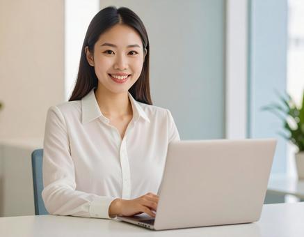 ノートパソコンを操作している若い女性 1 ノートパソコンを操作している若い女性 1の写真