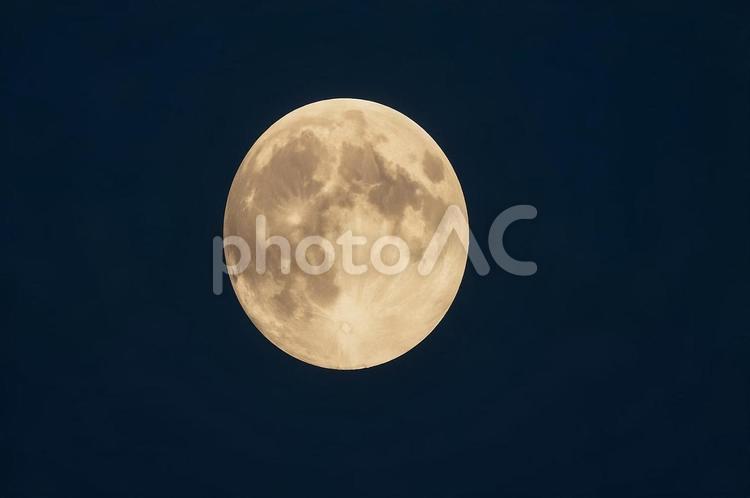夜空に輝く美しい満月・中秋の名月・静けさ 満月,夜空,中秋の名月の写真素材