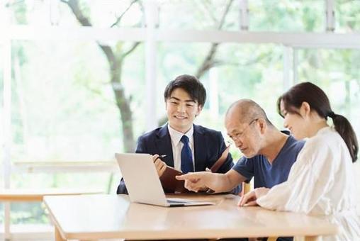 通過看電腦屏幕接受解釋的老年人 通過看電腦屏幕接受解釋的老年人