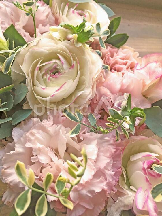 淡いピンクのカーネーションのブーケ 花束,ブーケ,フラワーアレンジメントの写真素材