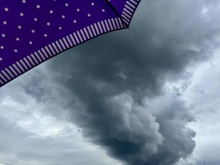 雨雲と傘 雨雲と傘 雨,あめ,雨雲の写真素材
