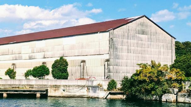 古い大型倉庫 大型倉庫,物流施設,大型施設の写真素材