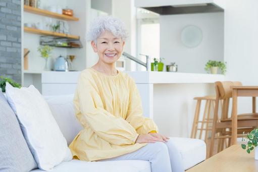 リビングでくつろぐシニア女性 リビングでくつろぐシニア女性の写真